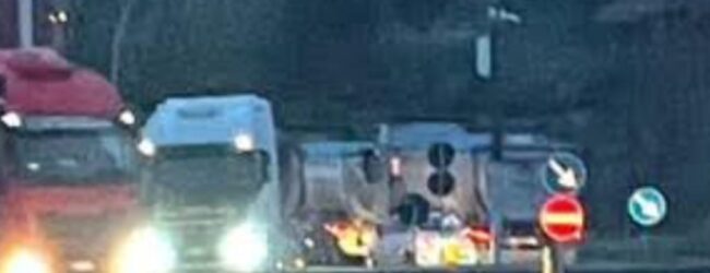 Dugenta, il sindaco Di Cerbo: “colonne di camion in sosta, situazione insostenibile. Pronto a bloccare l’accesso ai mezzi pesanti”