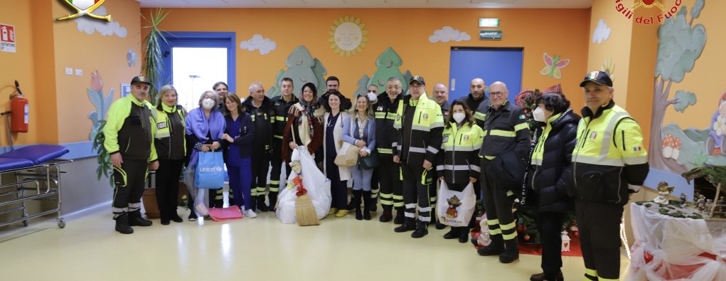 Avellino, la Befana dei Vigili del Fuoco porta sorrisi in Pediatria e alla Breast Unit del Moscati
