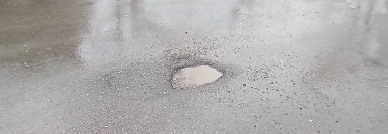 Largo Catapano, tornano le buche