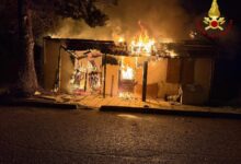 Incendio a Conza della Campania, distrutta una casetta in legno: nessun ferito