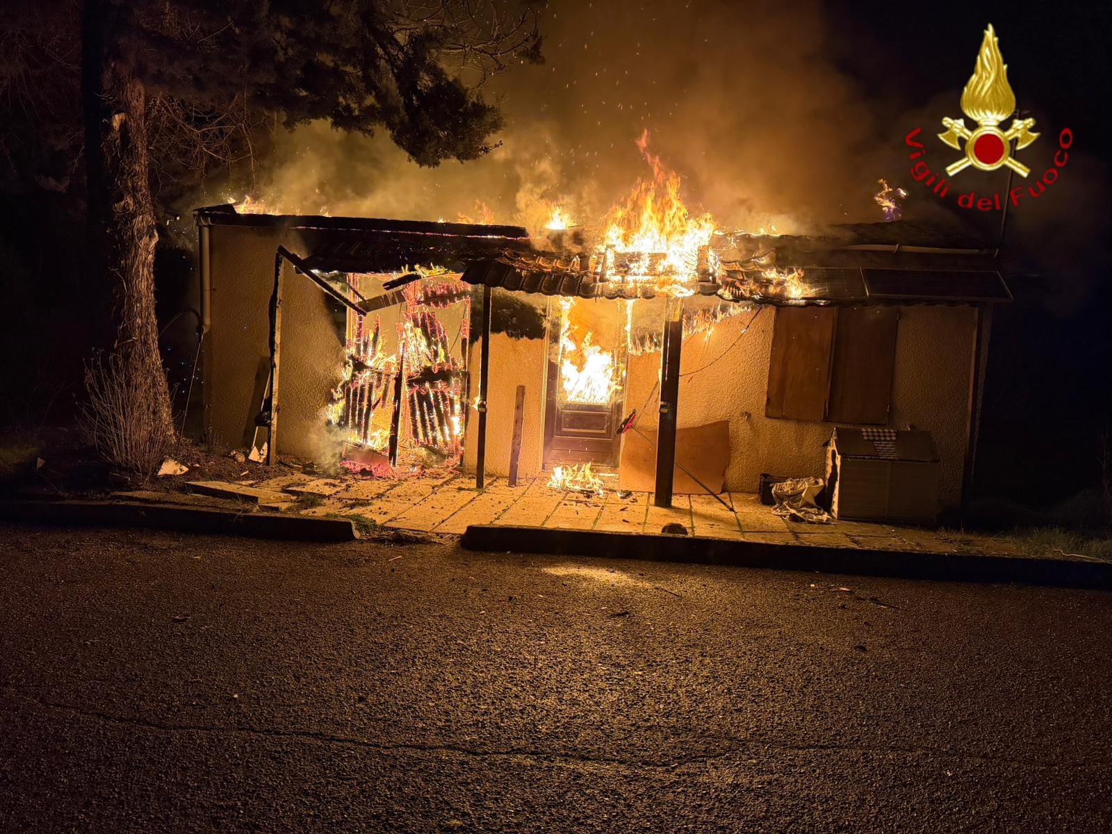 Incendio a Conza della Campania, distrutta una casetta in legno: nessun ferito