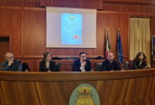 Bandiere del comune a mezz’asta e studenti che hanno dato voce alla sofferenza dei deportati: la shoah di Monteforte Irpino