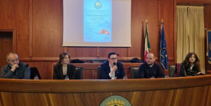 Bandiere del comune a mezz’asta e studenti che hanno dato voce alla sofferenza dei deportati: la shoah di Monteforte Irpino