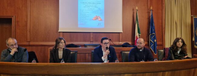 Bandiere del comune a mezz’asta e studenti che hanno dato voce alla sofferenza dei deportati: la shoah di Monteforte Irpino