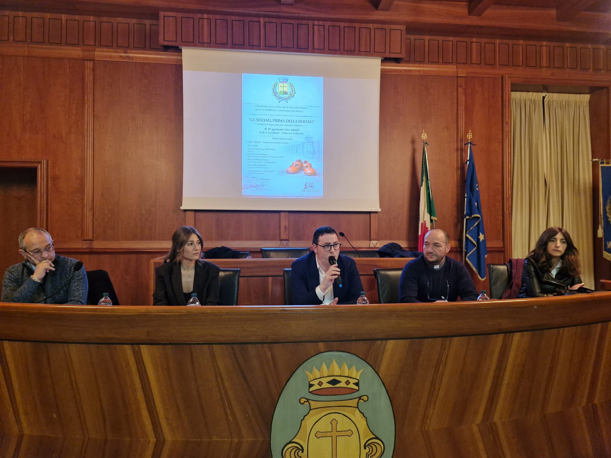 Bandiere del comune a mezz’asta e studenti che hanno dato voce alla sofferenza dei deportati: la shoah di Monteforte Irpino