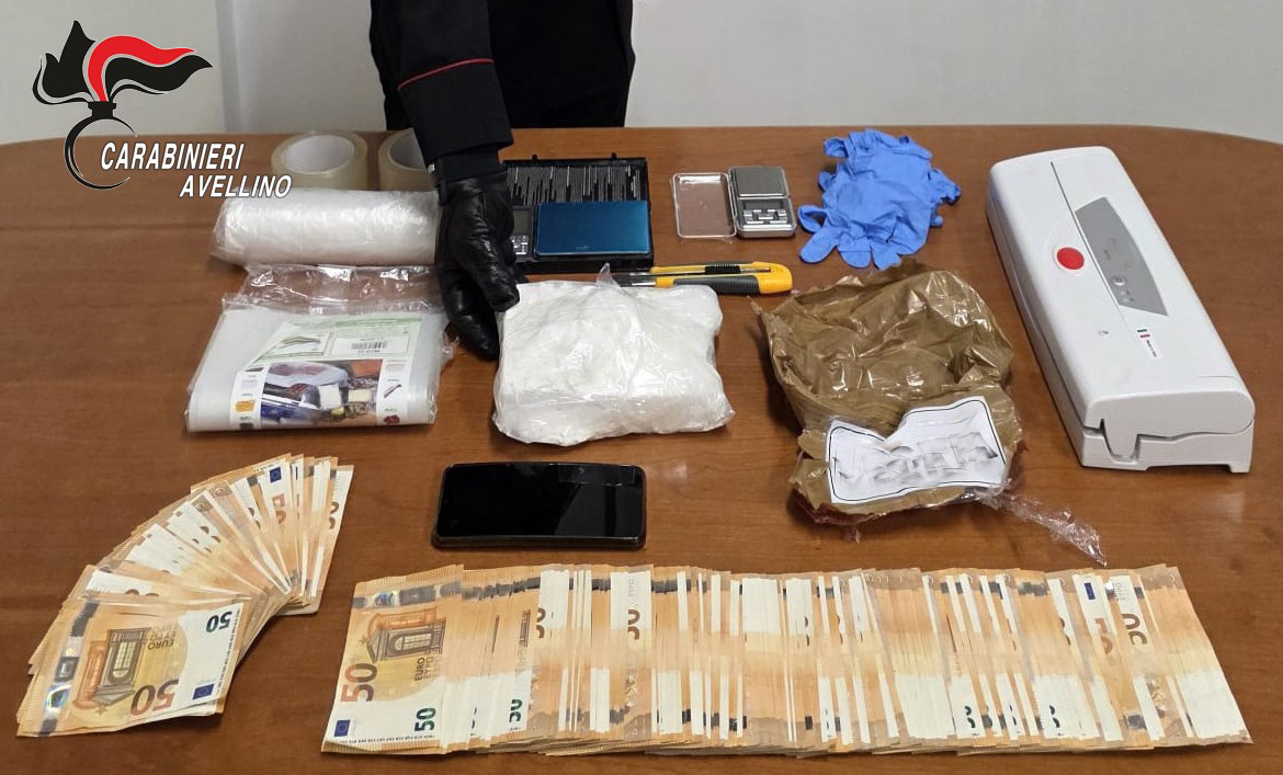 Avellino, quasi un chilo di cocaina e oltre 11mila euro in contanti: 36enne arrestato in flagranza dai Carabinieri