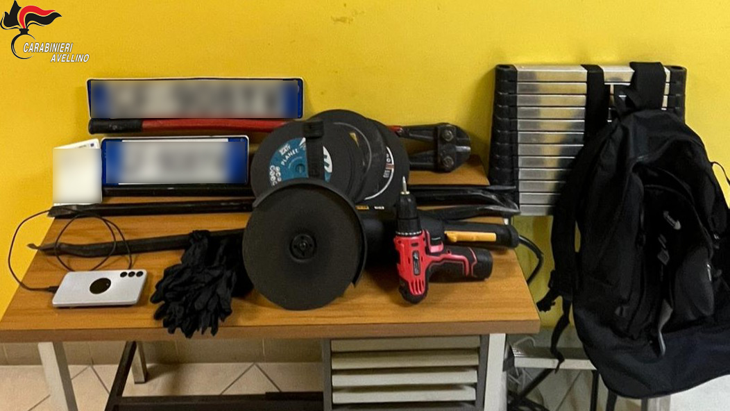 Mirabella Eclano (AV): i Carabinieri intercettano una Maserati carica di arnesi atti allo scasso