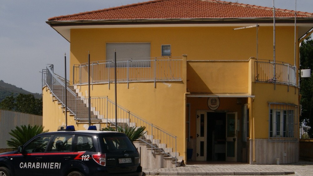 Lauro: scarpe di moda a prezzo conveniente, ma è una truffa: due uomini denunciati dai Carabinieri