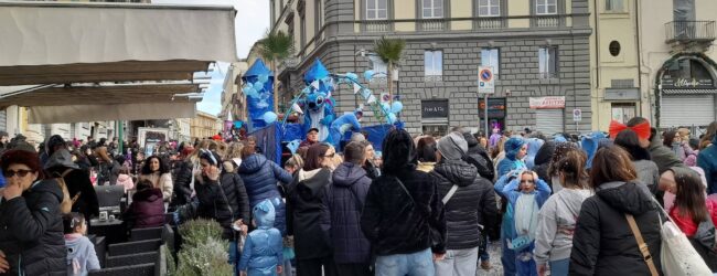 Carnevale Beneventano: una marea di persone invade il corso e la Villa Comunale. Una vera e genuina festa del popolo
