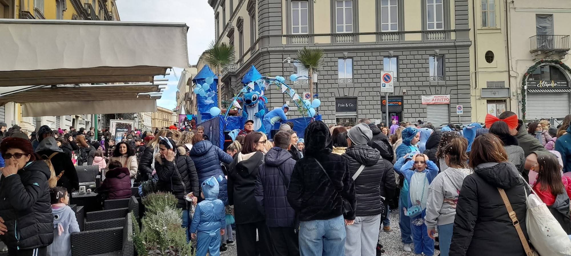 Carnevale Beneventano: una marea di persone invade il corso e la Villa Comunale. Una vera e genuina festa del popolo