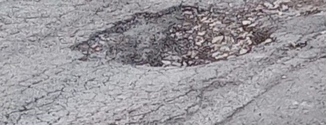 Benevento, strade al collasso: cittadini tra buche e rattoppi