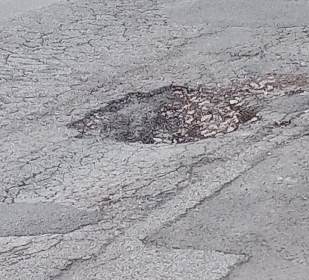 Benevento, strade al collasso: cittadini tra buche e rattoppi