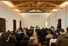 Montemarano: centinaia di amministratori a confronto con Enzo Alaia. Dialogo sui territori e roadmap per le prossime sfide elettorali