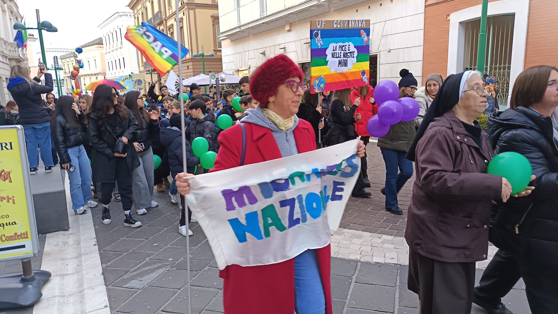 Benevento in cammino per la pace: folla e colori per la marcia “Terra in Pace”