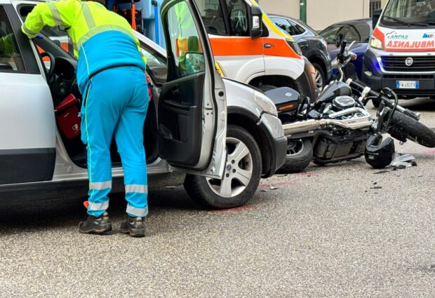 Scontro tra moto e auto all’incrocio di via Vittorio Veneto: ferito centauro