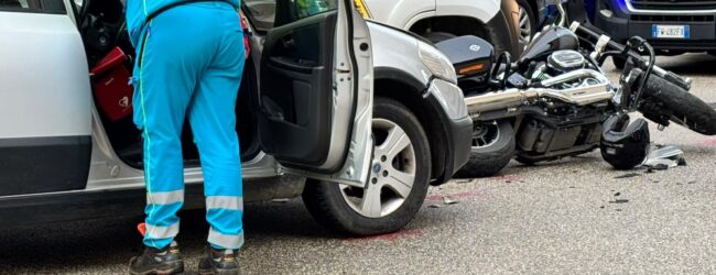 Scontro tra moto e auto all’incrocio di via Vittorio Veneto: ferito centauro