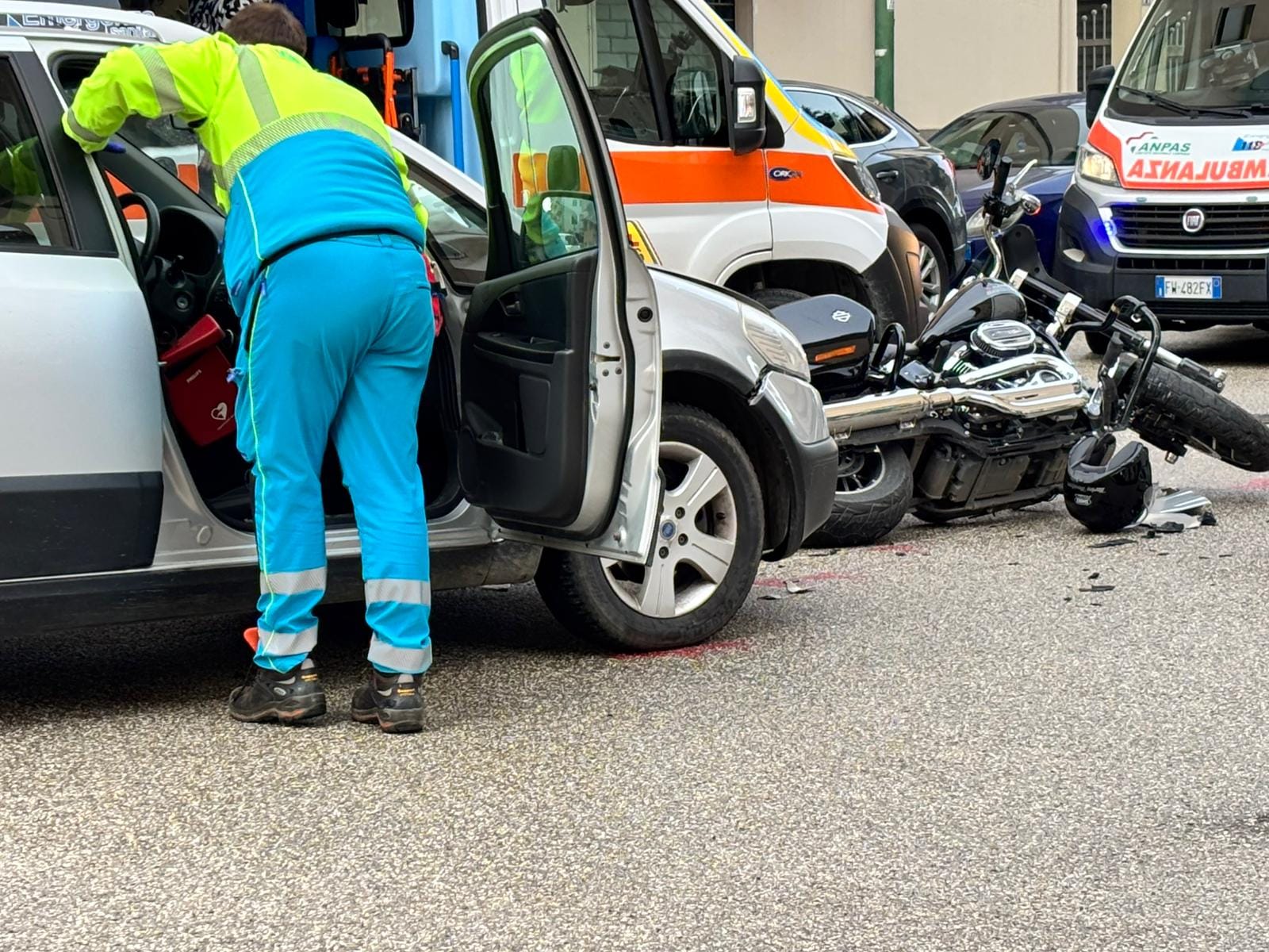 Scontro tra moto e auto all’incrocio di via Vittorio Veneto: ferito centauro