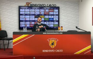 Benevento, Floro Flores: “Sembrava la partita della sfortuna, ma questa squadra ha un grande cuore. Carfora? E’ l’unico sicuro di giocare a Trapani”