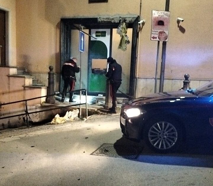 Esplosione nella notte, distrutto il bancomat della Credem a San Bartolomeo in Galdo