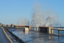 Violenta mareggiata sulle coste dell’isola d’Ischia: aliscafi fermi