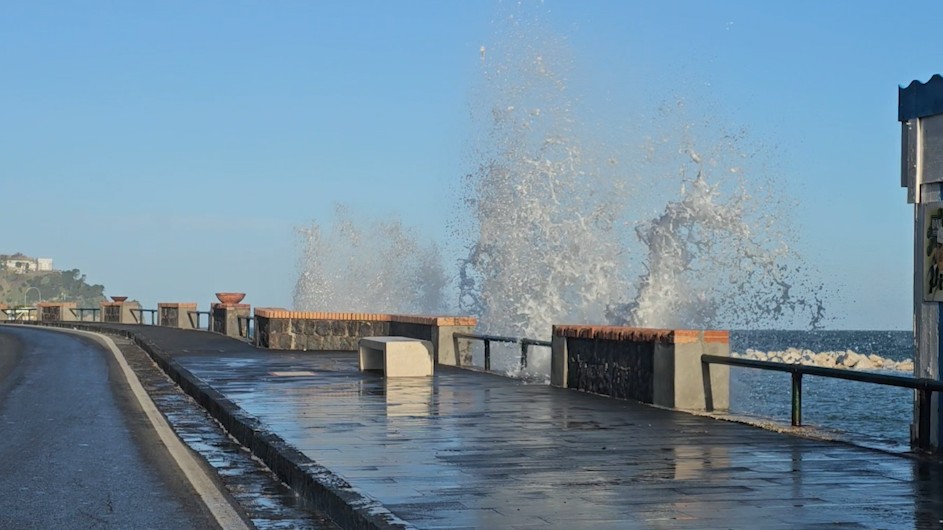 Violenta mareggiata sulle coste dell’isola d’Ischia: aliscafi fermi