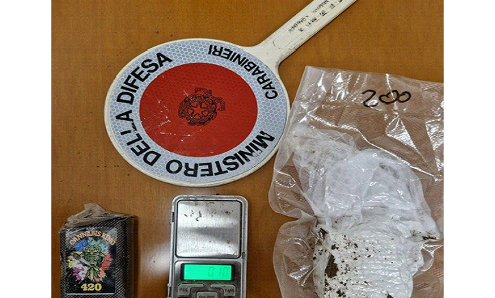I Carabinieri arrestano quattro persone per detenzione e spaccio di sostanze stupefacenti: sequestrati cocaina e hashish