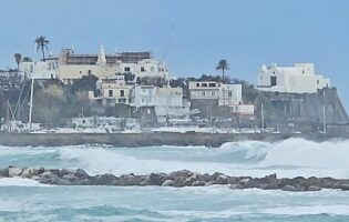 Forio: nuova violenta mareggiata sulle coste dell’isola d’Ischia