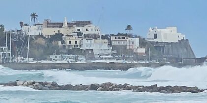 Forio: nuova violenta mareggiata sulle coste dell’isola d’Ischia