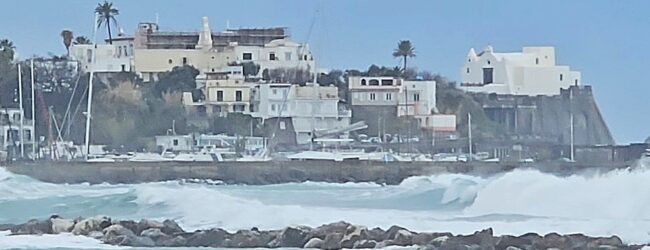 Forio: nuova violenta mareggiata sulle coste dell’isola d’Ischia
