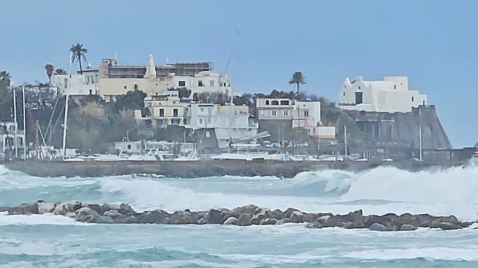 Forio: nuova violenta mareggiata sulle coste dell’isola d’Ischia