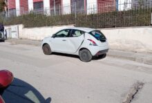 Investe donna in via Mascellaro e fugge