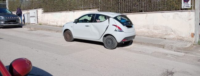 Investe donna in via Mascellaro e fugge