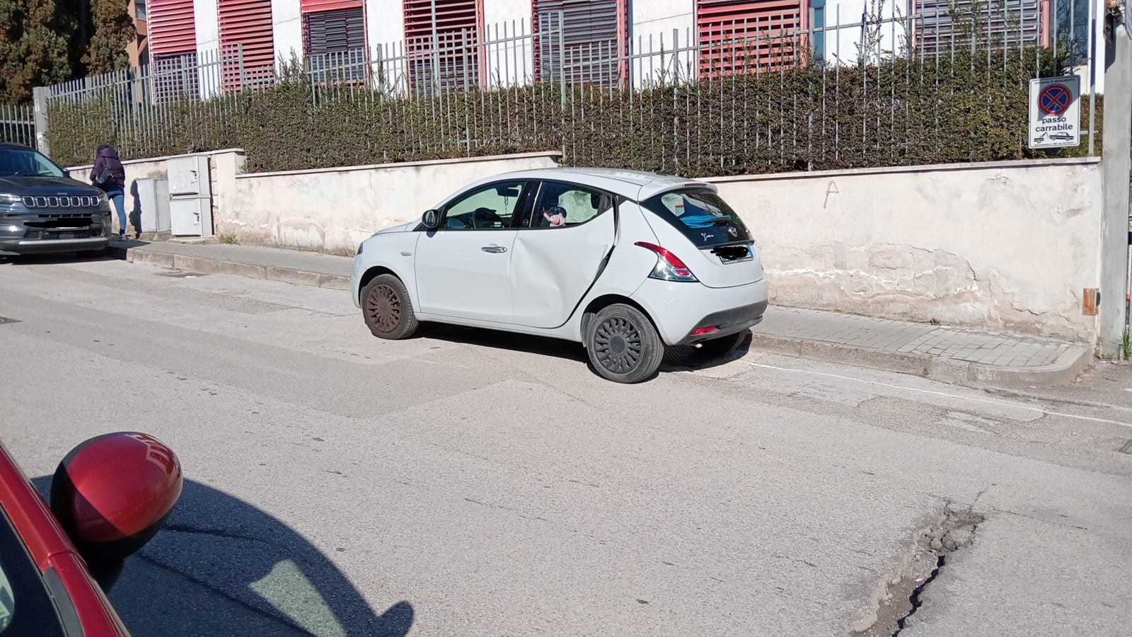 Investe donna in via Mascellaro e fugge