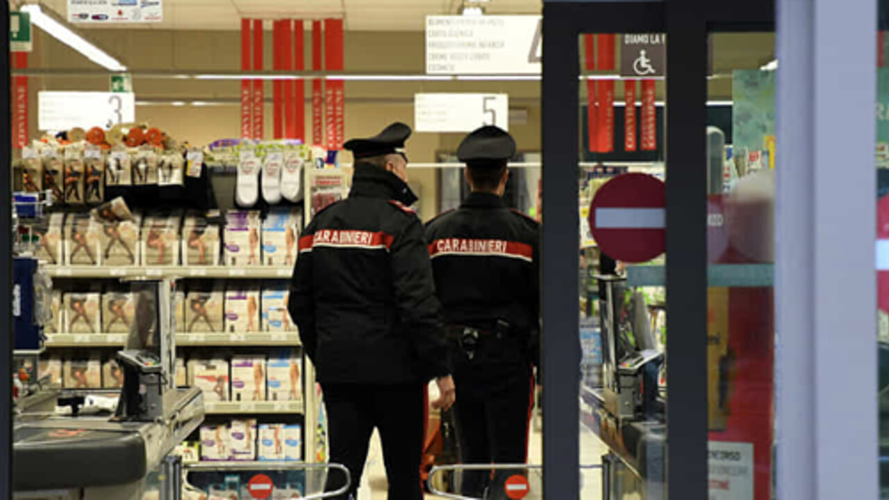 Mirabella (AV): tenta di rubare quasi 500 euro di prodotti da un supermercato: i Carabinieri denunciano una donna dell’Est Europa