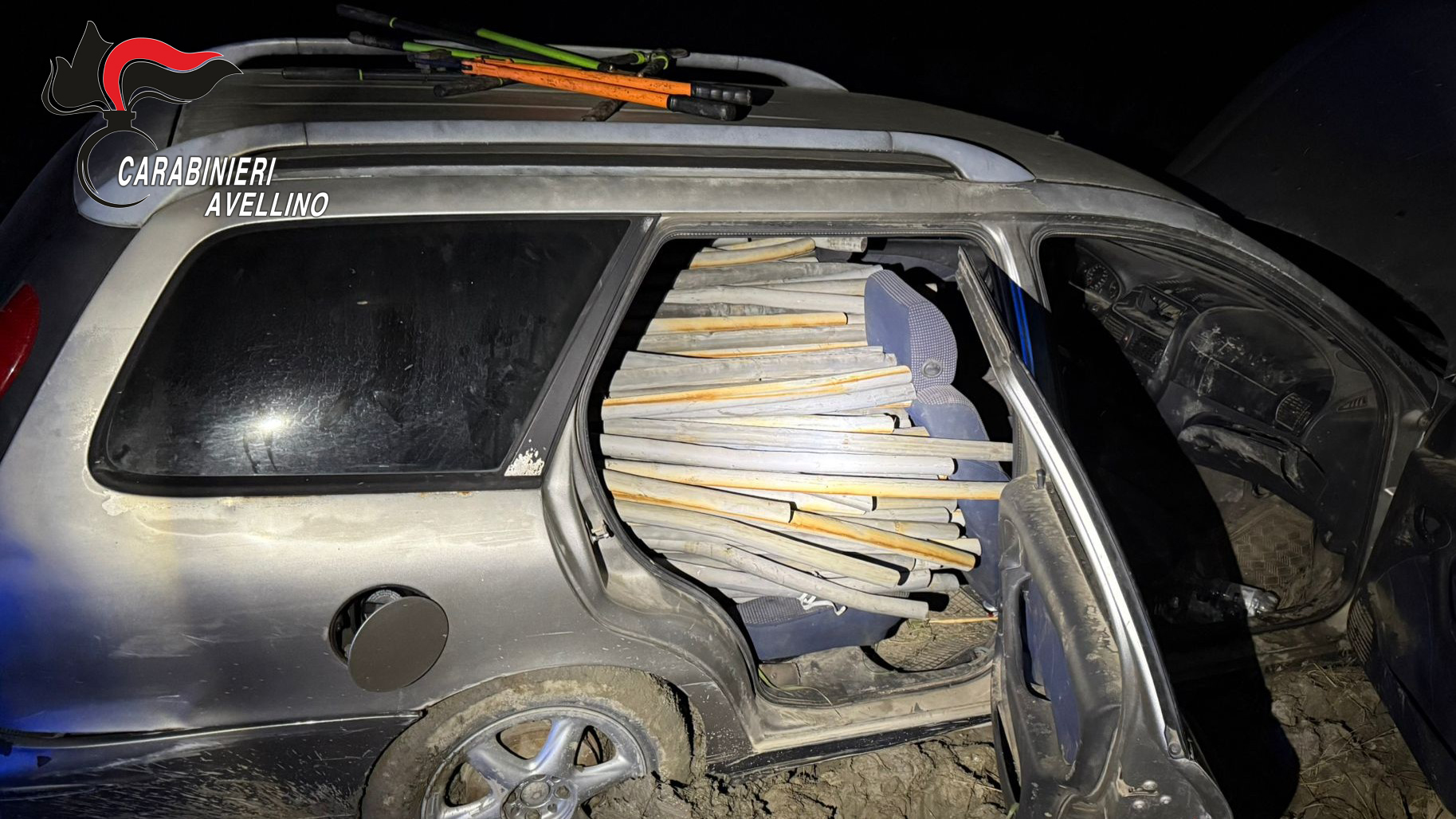 Sant’Andrea di Conza, contrasto ai furti. I Carabinieri intercettano auto sospetta: inseguimento e sequestro di rame e arnesi da scasso