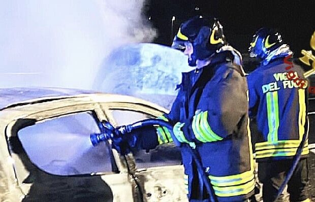 Auto in fiamme sull’A16 nei pressi di Baiano, intervengono i Vigili del Fuoco: conducente illeso
