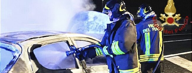 Auto in fiamme sull’A16 nei pressi di Baiano, intervengono i Vigili del Fuoco: conducente illeso