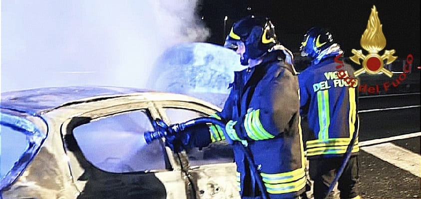Auto in fiamme sull’A16 nei pressi di Baiano, intervengono i Vigili del Fuoco: conducente illeso