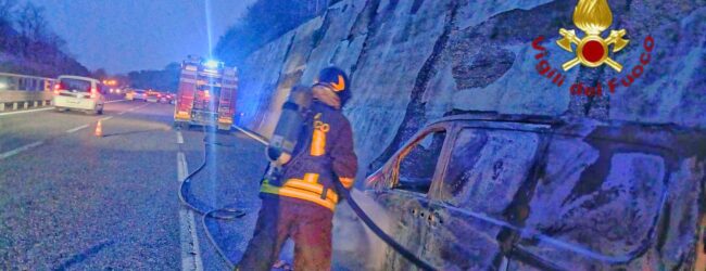 Incendio di un autocarro sull’A16 a Monteforte Irpino, intervengono i Vigili del Fuoco