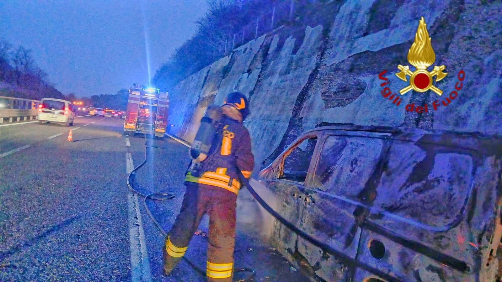 Incendio di un autocarro sull’A16 a Monteforte Irpino, intervengono i Vigili del Fuoco