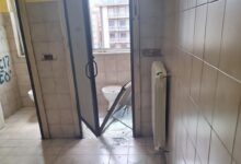 Vento forte a Benevento: danni in una scuola, rotta una finestra nei bagni del “Guacci”