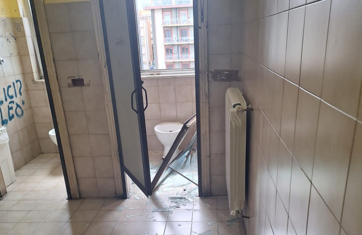 Vento forte a Benevento: danni in una scuola, rotta una finestra nei bagni del “Guacci”