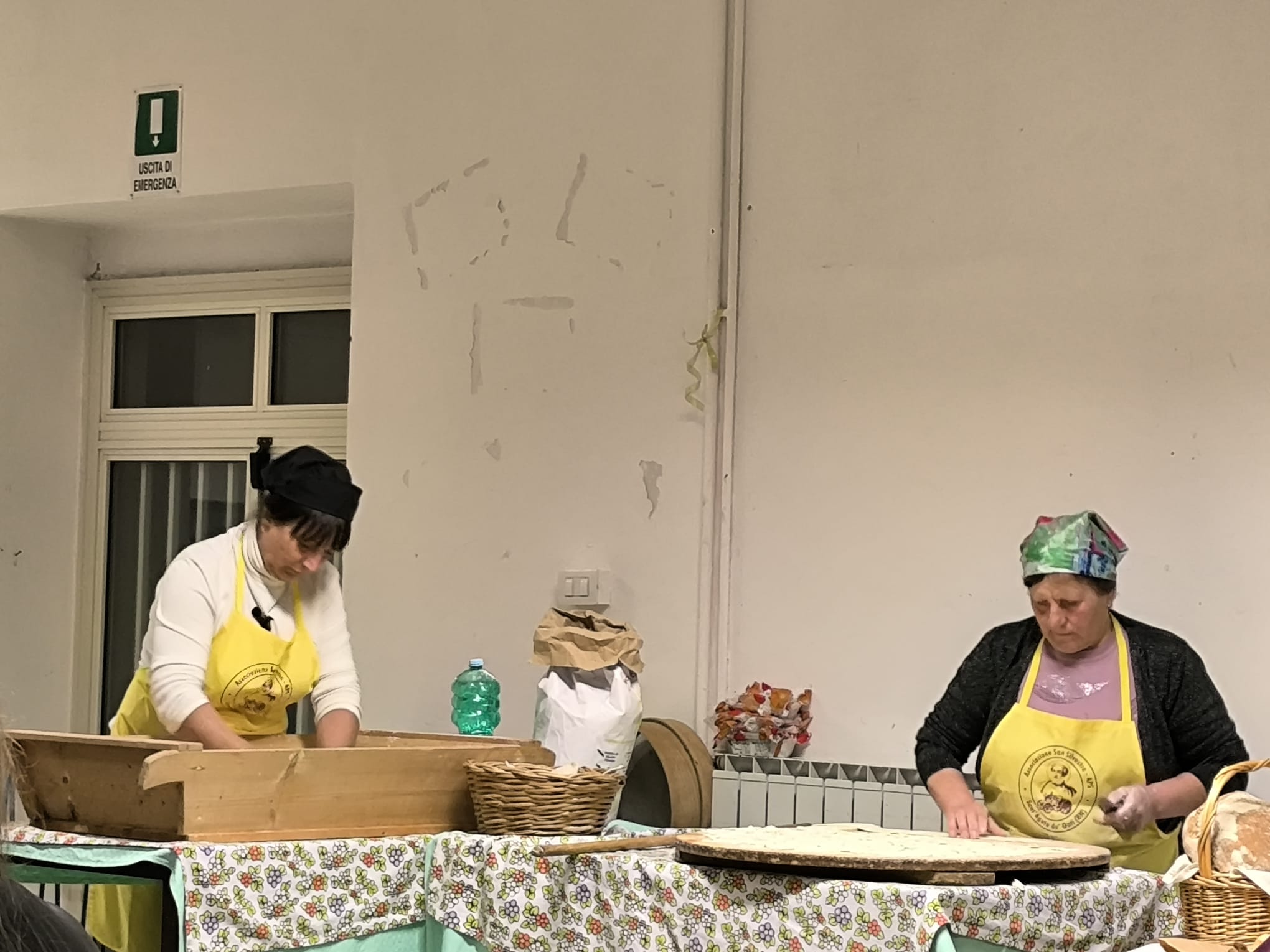 Sala gremita a San Silvestro per la presentazione di “riTRATTI di Donne: Saperi e Sapori magici”