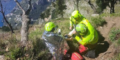 Escursionista soccorsa sul Sentiero degli Dei dal Soccorso Alpino e Speleologico della Campania