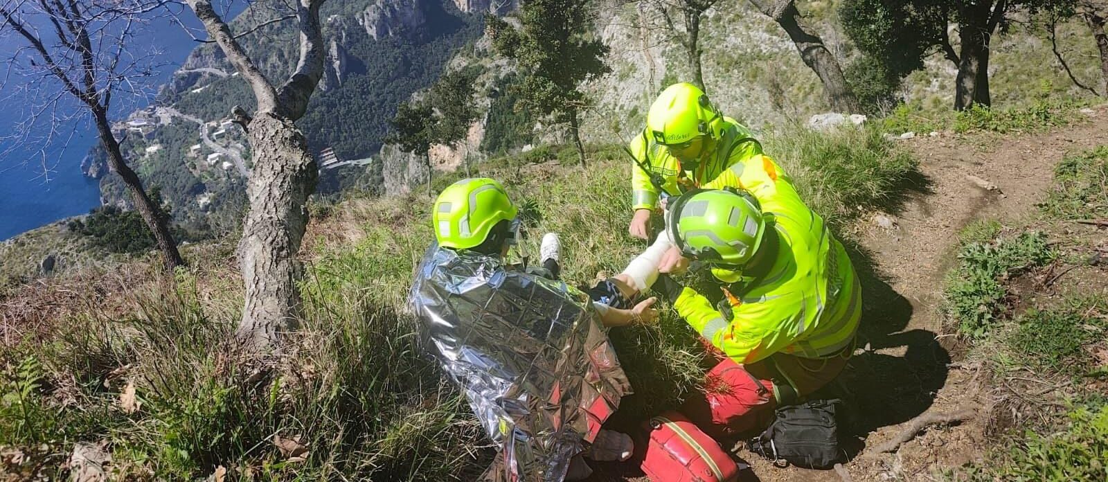 Escursionista soccorsa sul Sentiero degli Dei dal Soccorso Alpino e Speleologico della Campania