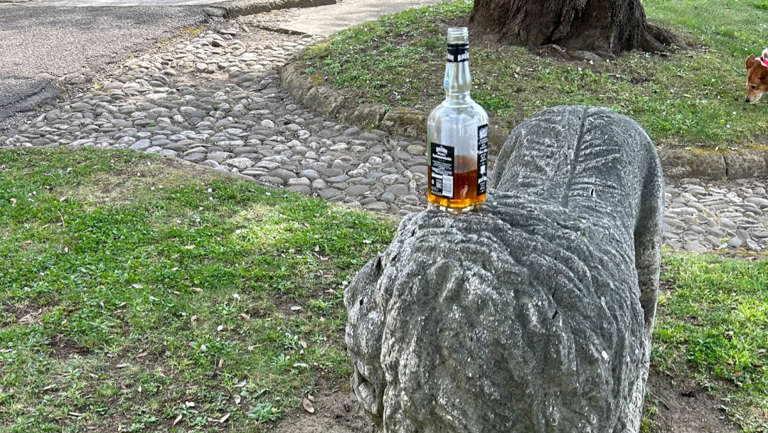 Rocca dei Rettori vandalizzata: rifiuti e degrado tra i reperti archeologici