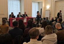 Ordine Fisioterapisti di Napoli e Animass celebrano sindrome Sjögren: inaugurata panchina azzurra