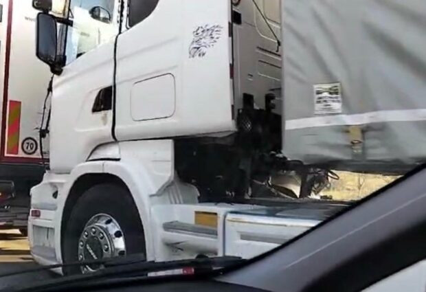 Incidente sulla statale 372: tre camion coinvolti