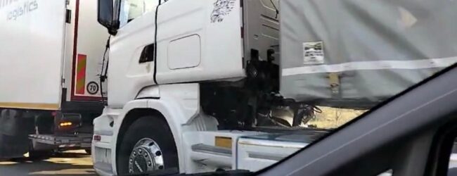 Incidente sulla statale 372: tre camion coinvolti