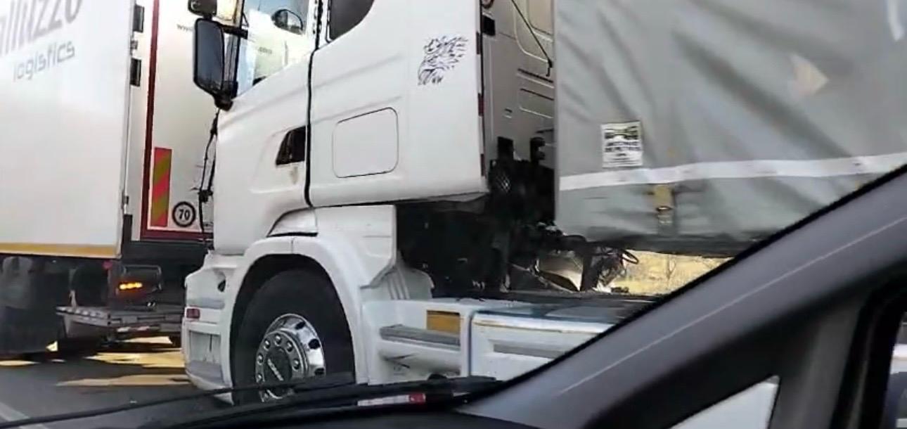 Incidente sulla statale 372: tre camion coinvolti